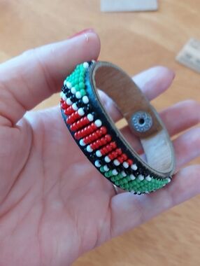 💜3/$20💜 Red Green Seed Bead Leather Snap Bracelet 7"